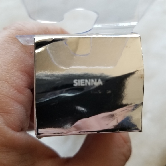 Becca Weightless Blur Skin Love Foundation - Picture 6 of 6